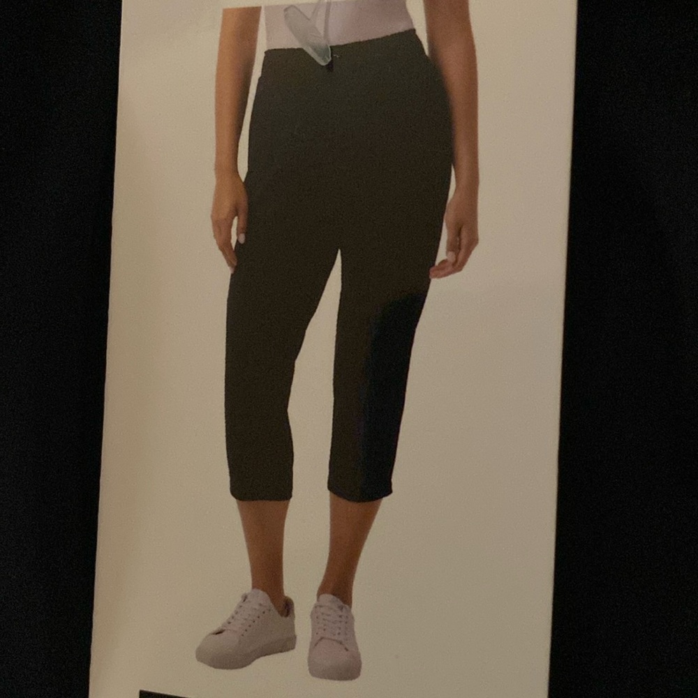 32 Degrees Cool Women’s Capris NWT, Medium,  Black